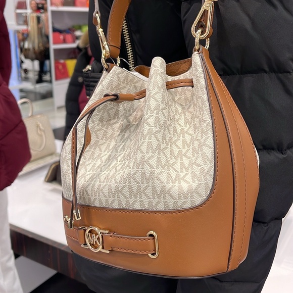 Michael Kors Reed Medium Belted Bucket Messenger Crossbody Handbag Vanilla MK - Picture 14 of 16